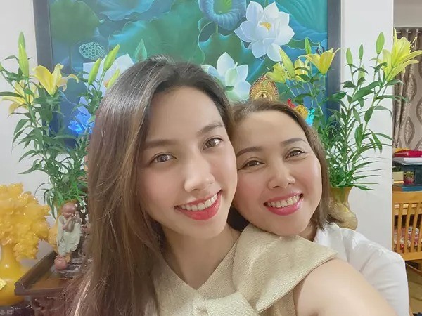Nhan sắc mặn mà, đẹp hoàn hảo của mẹ Hoa hậu Thùy Tiên 4 Nhan sắc mặn mà, đẹp hoàn hảo của mẹ Hoa hậu Thùy Tiên 4
