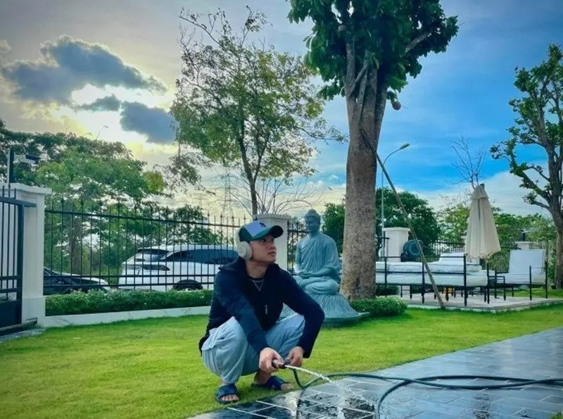 Không gian bên ngoài biệt thự được đặt một bức tượng Phật lớn. Ảnh internet Không gian bên ngoài biệt thự được đặt một bức tượng Phật lớn. Ảnh internet