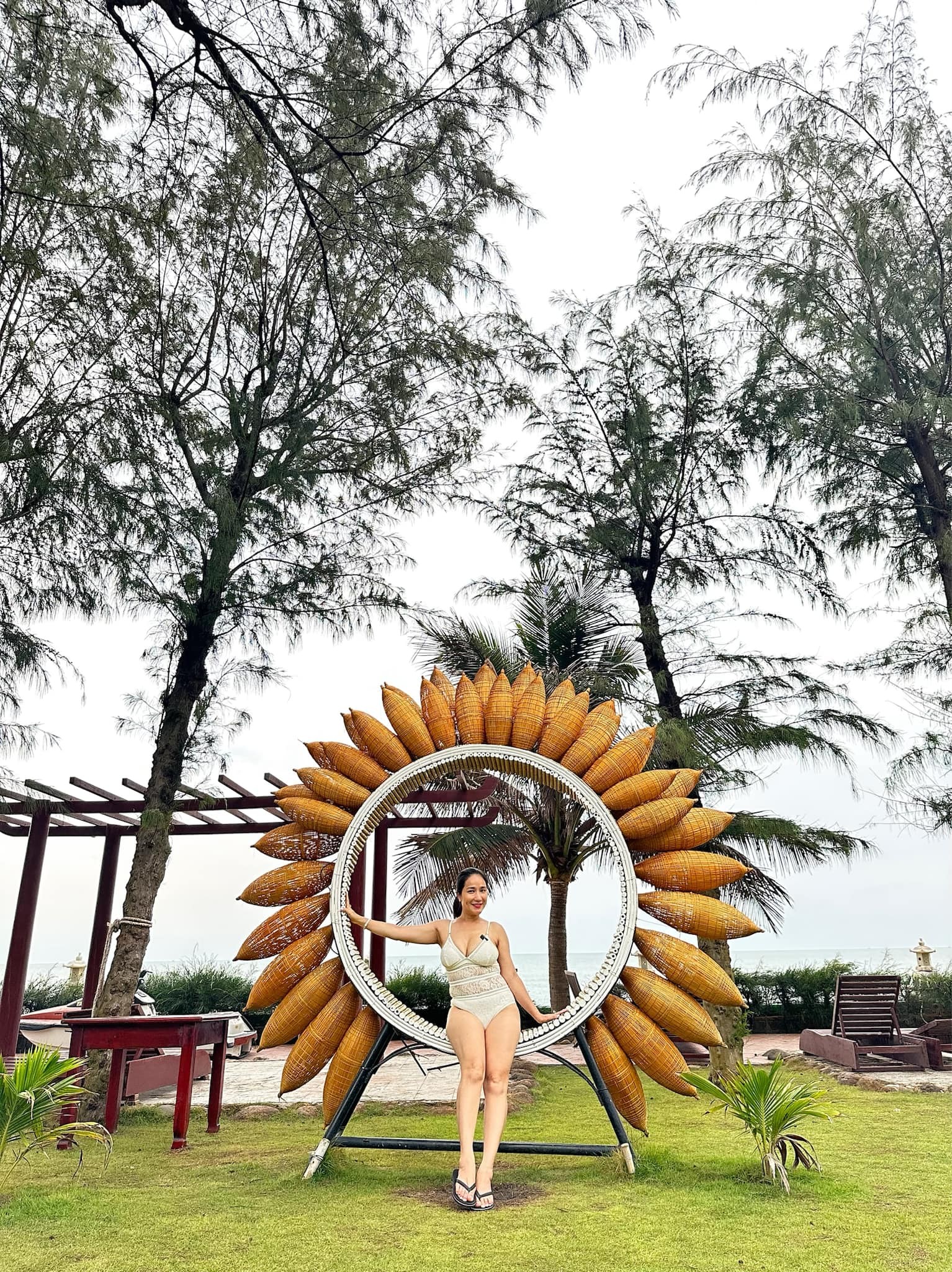 Bất chấp tuổi tác, Cát Tường tung ảnh nóng hơn cả thời tiết 40 độ, đáp trả cực gắt khi bị CDM chê - Ảnh 3