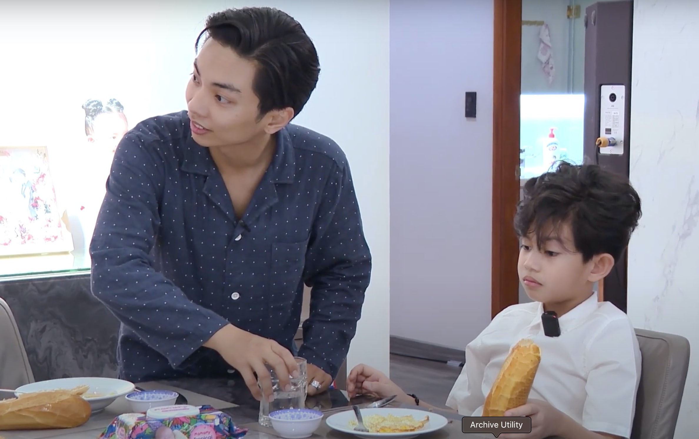 Phan Hiển thừa nhận đã 7 năm nay chưa vào bếp nên cảm thấy lo lắng khi không có vợ ở bên chăm con. Ảnh internet