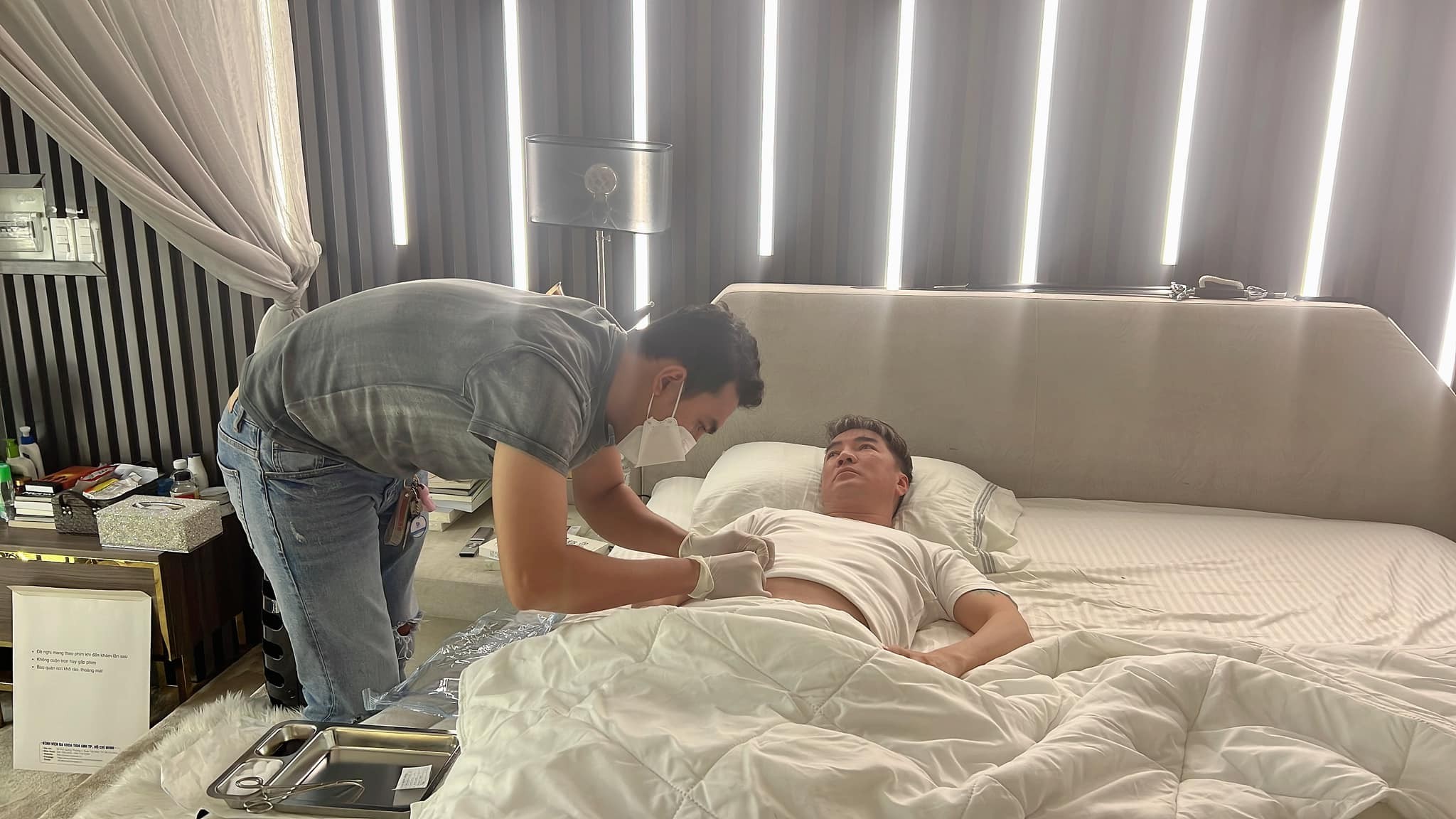 Nhân viên y tế đến thăm khám cho Đàm Vĩnh Hưng. Ảnh internet