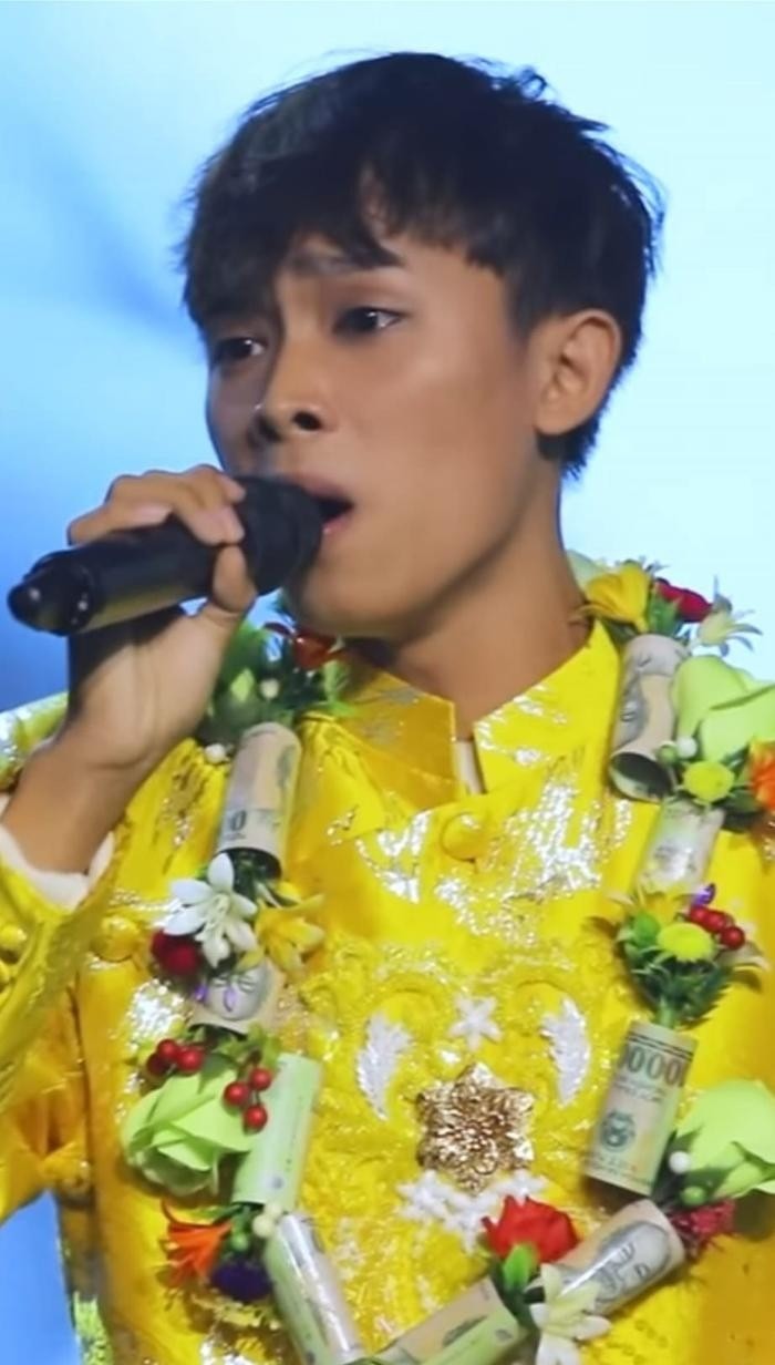 Thời tới cản không kịp: Hồ Văn Cường 'hứng' lộc mỏi tay nhận tiền, vàng - Ảnh 2 Thời tới cản không kịp: Hồ Văn Cường 'hứng' lộc mỏi tay nhận tiền, vàng - Ảnh 2