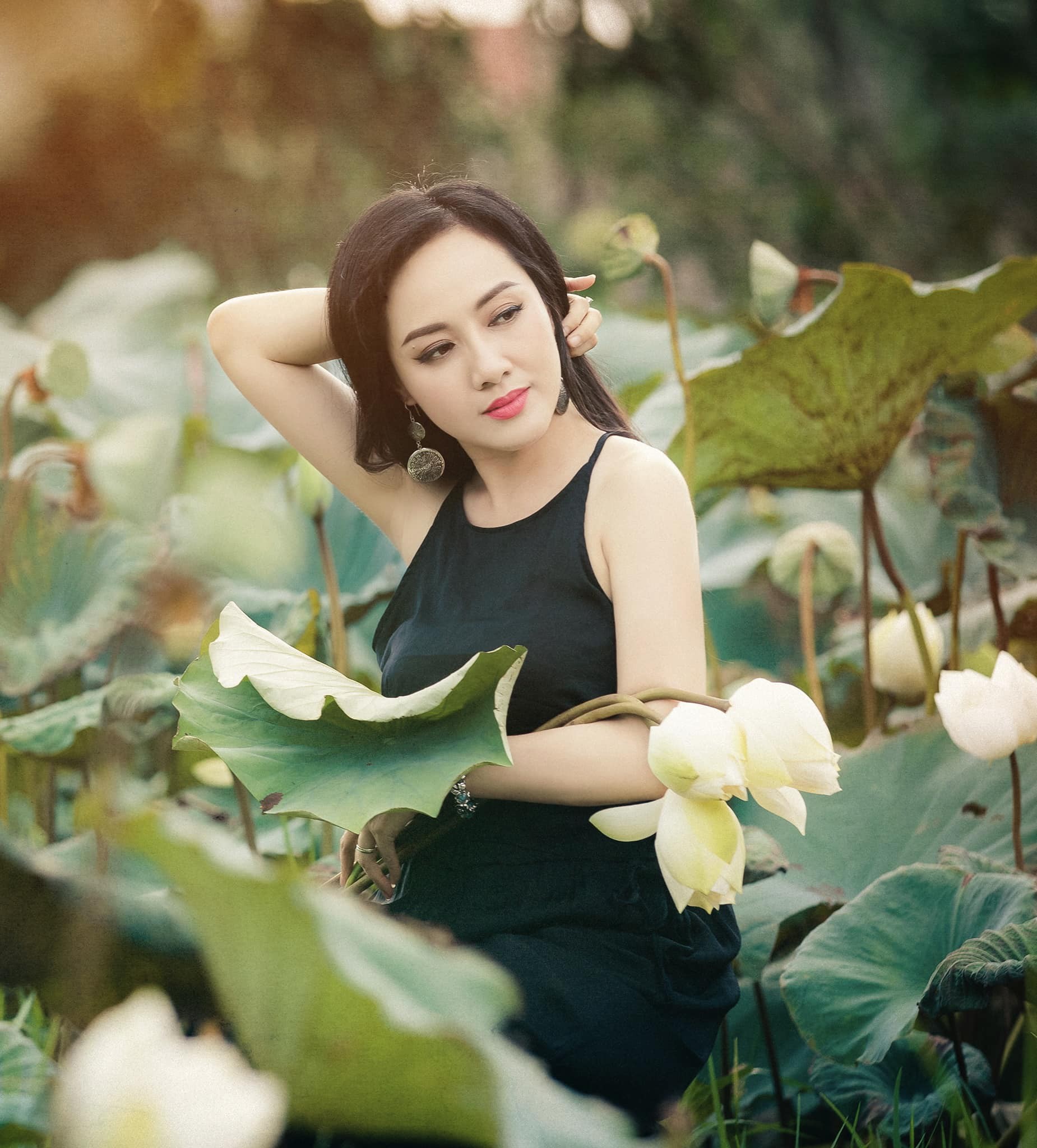 BTV Hoài Anh diện áo yếm khoe nhan sắc 'phát sáng' bên sen khiến CDM phải thốt lên 2 từ 'mỹ nhân' 2 BTV Hoài Anh diện áo yếm khoe nhan sắc 'phát sáng' bên sen khiến CDM phải thốt lên 2 từ 'mỹ nhân' 2