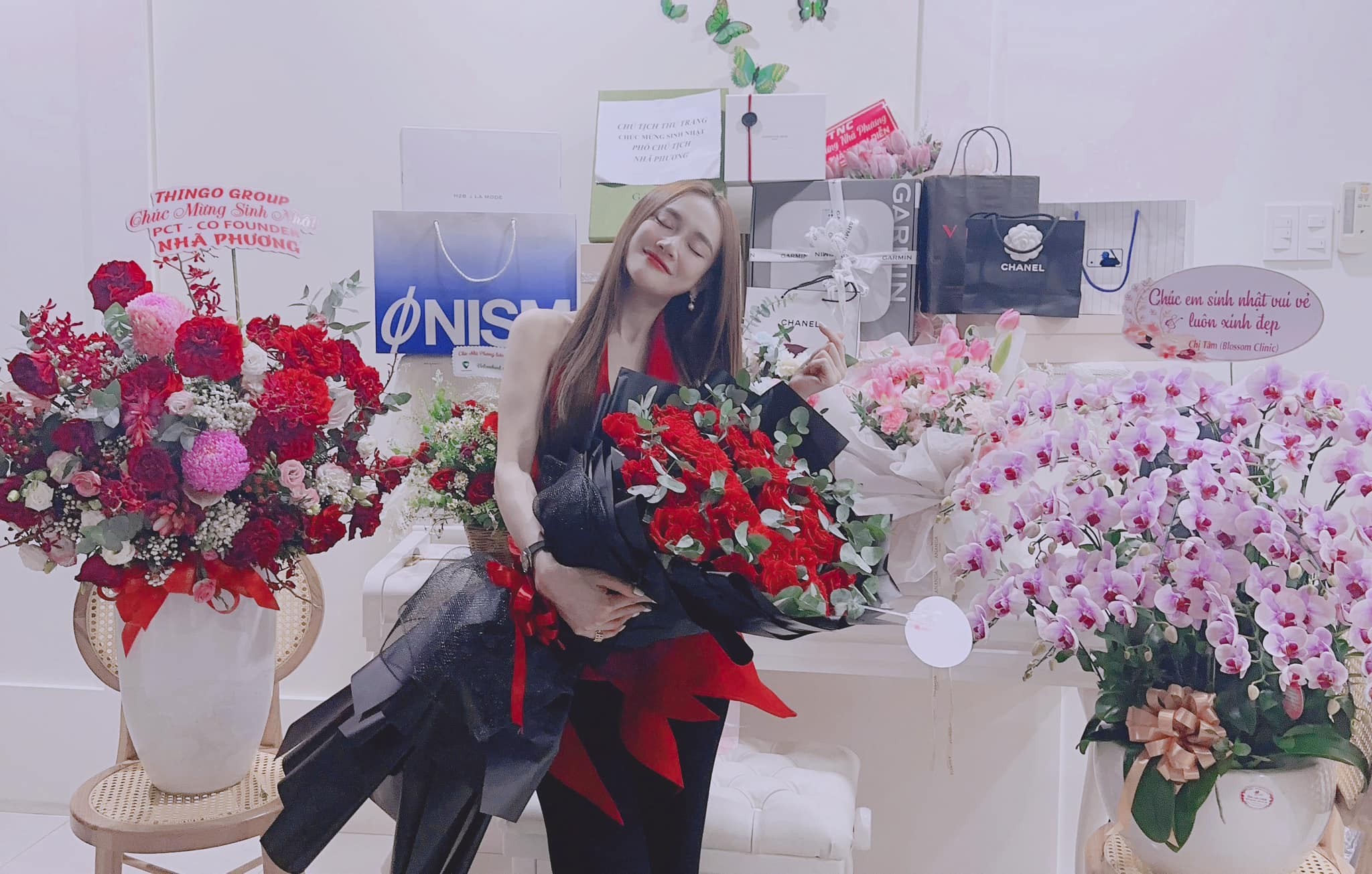 Nhã Phương vẫn chăm chỉ làm việc dù đang mang bầu. Ảnh FBNV