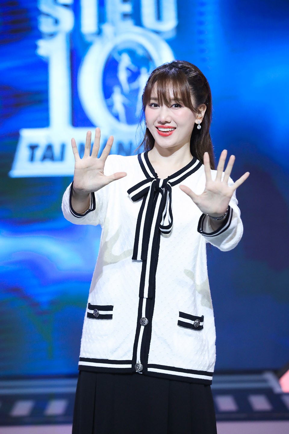 Hari Won thừa nhận dù không nói lưu loát nhưng vẫn làm được MC. Ảnh internet