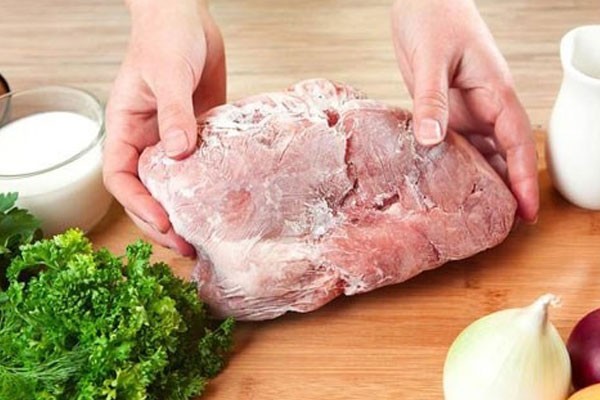 Thịt lợn để trong tủ lạnh mà có dấu hiệu này đói đến mấy cũng bỏ ngay - Ảnh 1 Thịt lợn để trong tủ lạnh mà có dấu hiệu này đói đến mấy cũng bỏ ngay - Ảnh 1