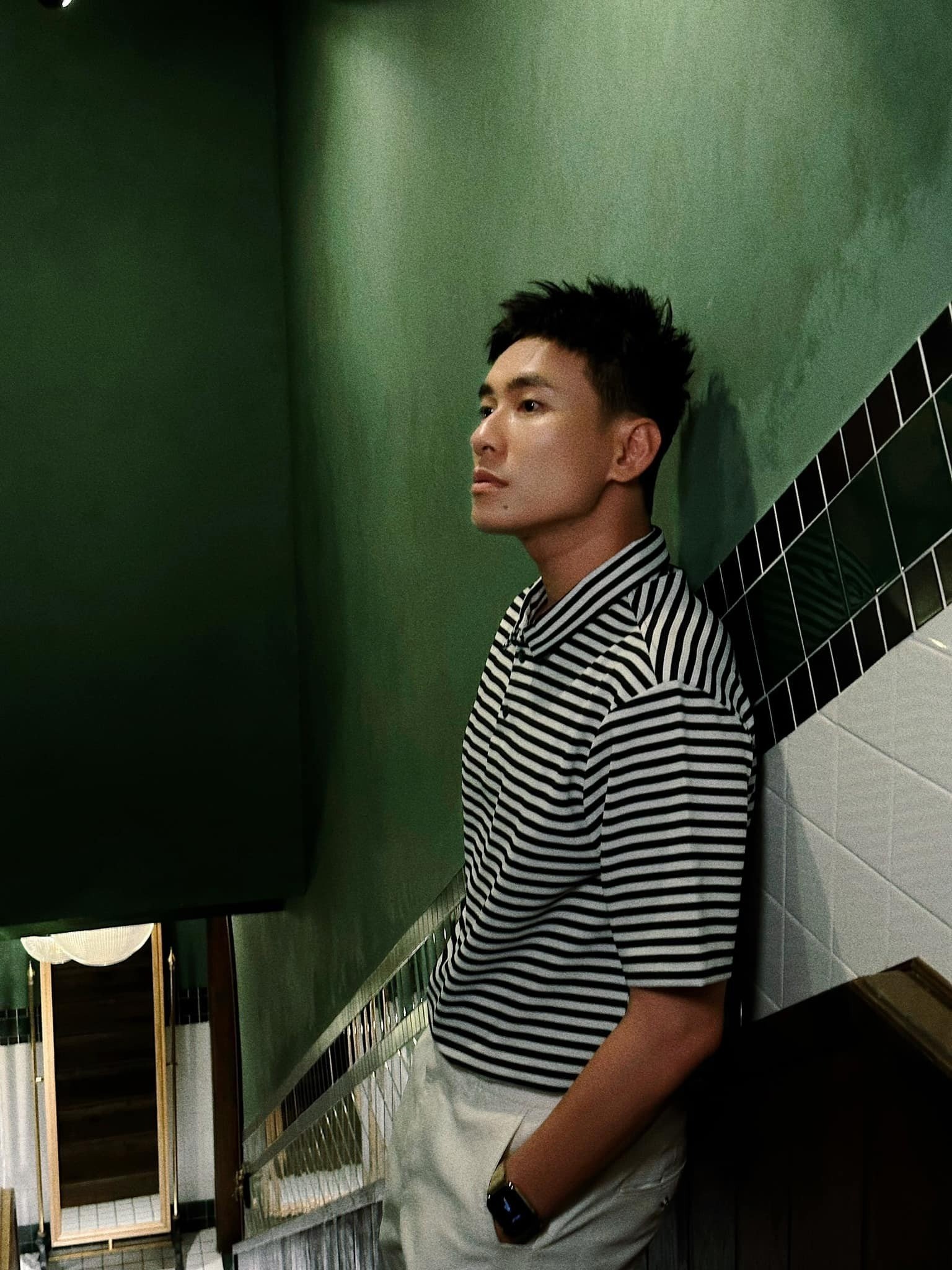 Thay đổi kiểu tóc giúp nam diễn viên trẻ hơn. Ảnh FBNV