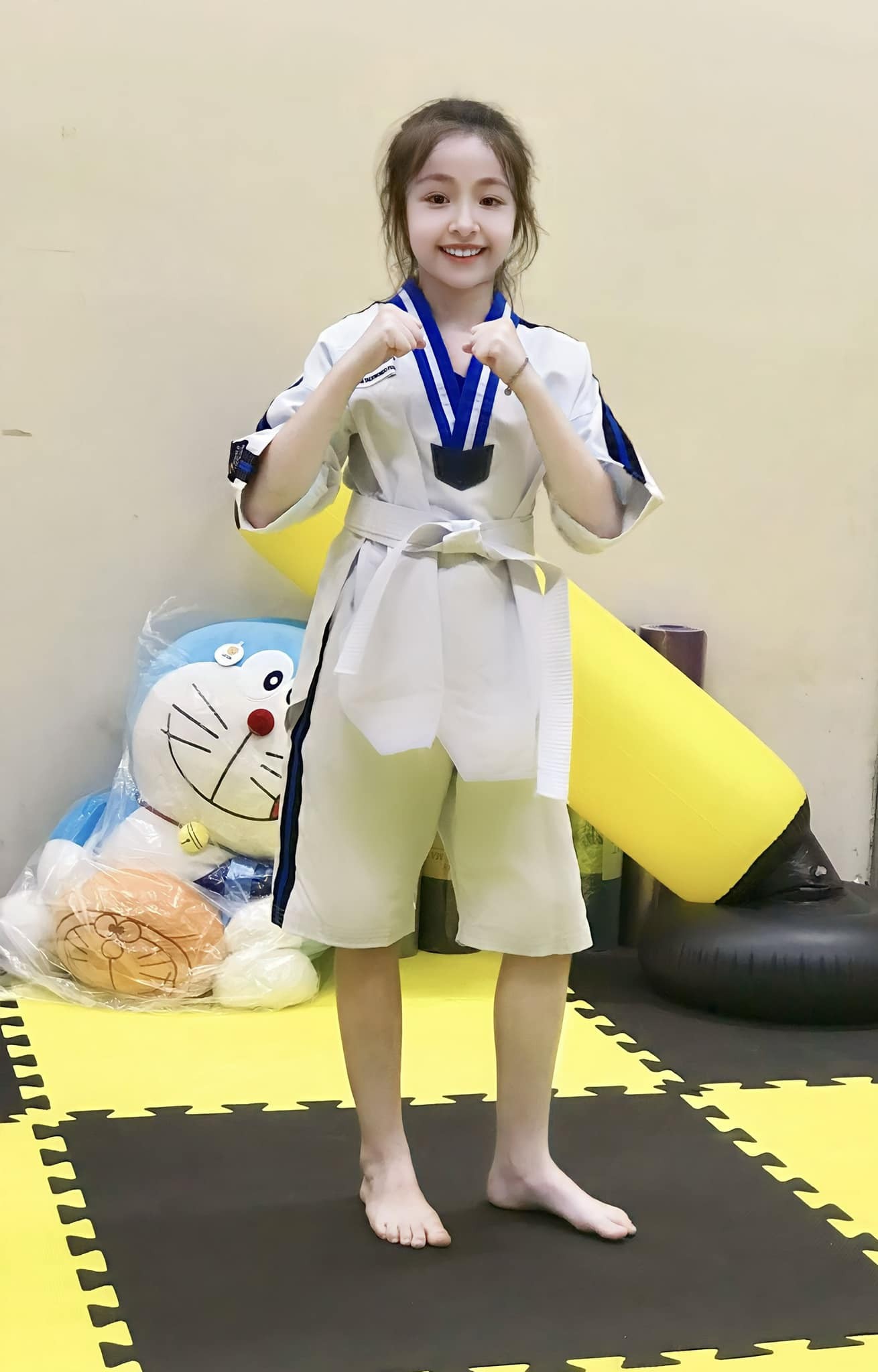 Con gái Elly Trần sở hữu chiều cao nổi trội dù mới 9 tuổi. Ảnh FBNV