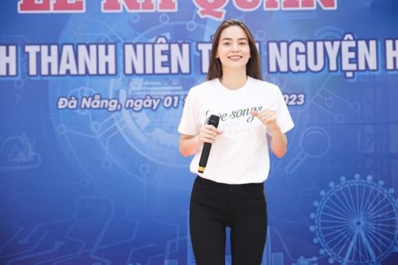 Hồ Ngọc Hà gây chú ý khi để mặt mộc đi từ thiện, nhan sắc xứng danh mỹ nhân showbiz - Ảnh 1 Hồ Ngọc Hà gây chú ý khi để mặt mộc đi từ thiện, nhan sắc xứng danh mỹ nhân showbiz - Ảnh 1