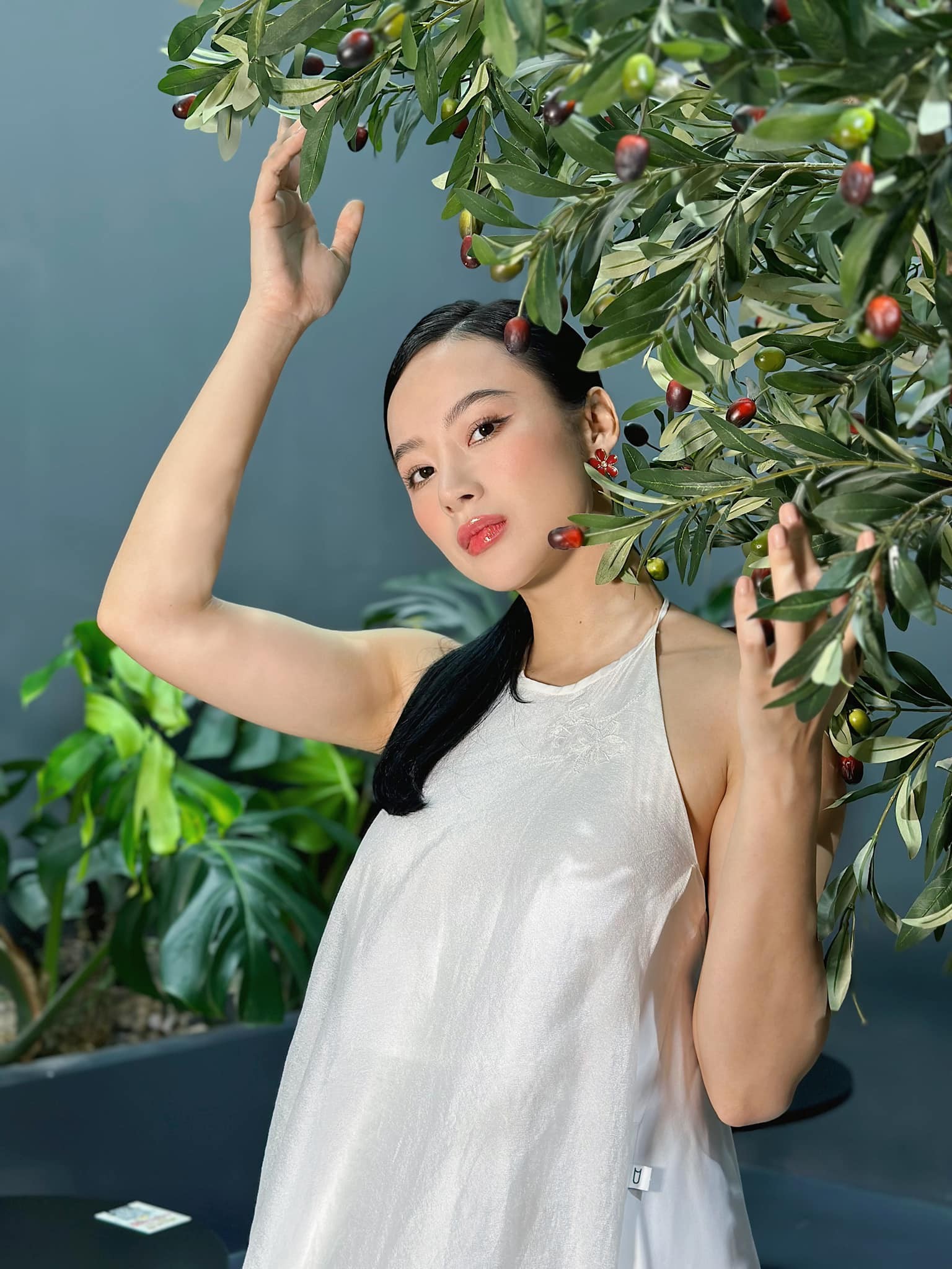 Angela Phương Trinh khoe dáng với áo yếm, nhan sắc ngày càng thăng hạng - Ảnh 1 Angela Phương Trinh khoe dáng với áo yếm, nhan sắc ngày càng thăng hạng - Ảnh 1