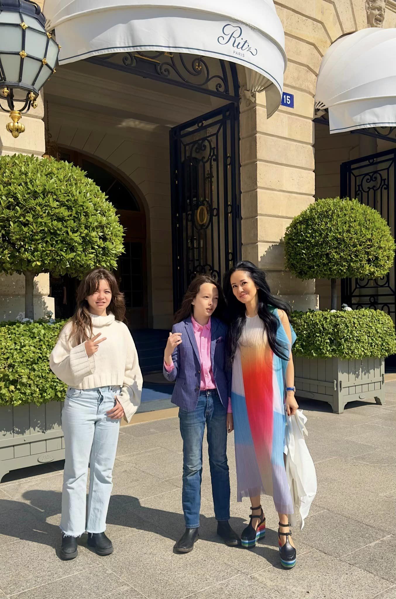 Các con sắp cao hơn diva Hồng Nhung. Ảnh FBNV