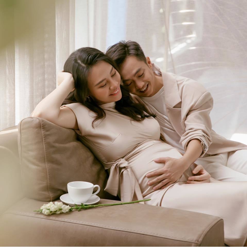 Đàm Thu Trang rạng rỡ sau sinh, hành động của ái nữ khiến ai nấy xuýt xoa - Ảnh 1 Đàm Thu Trang rạng rỡ sau sinh, hành động của ái nữ khiến ai nấy xuýt xoa - Ảnh 1