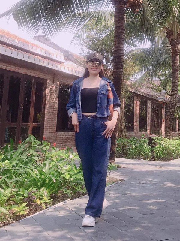 Mẹ ruột Hoa hậu Tiểu Vy sở hữu vóc dáng thon gọn, phong cách thời trang trẻ trung. Ảnh FBNV Mẹ ruột Hoa hậu Tiểu Vy sở hữu vóc dáng thon gọn, phong cách thời trang trẻ trung. Ảnh FBNV