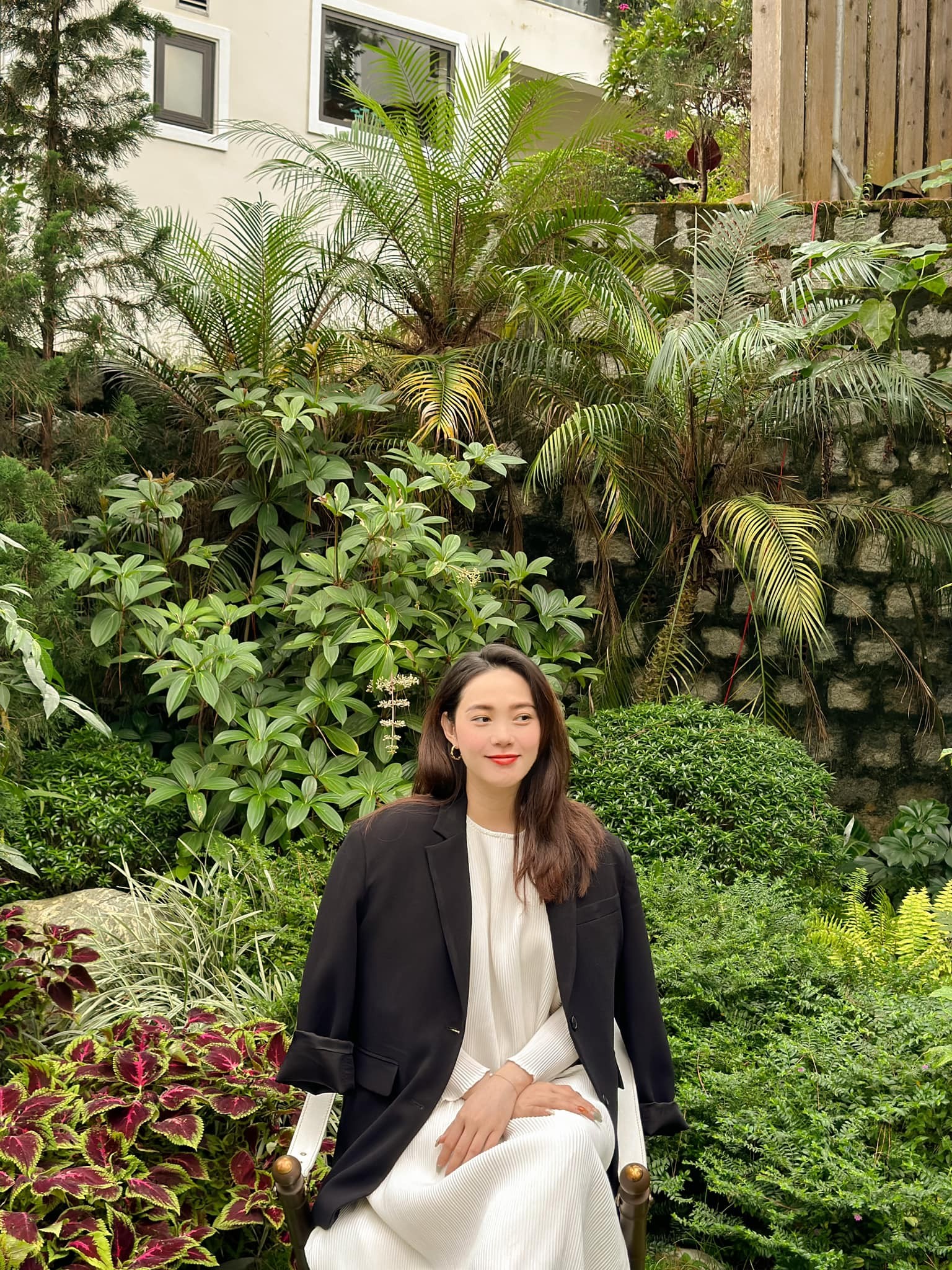 Minh Hằng đẹp rạng rỡ ở giữa thai kỳ. Ảnh FBNV