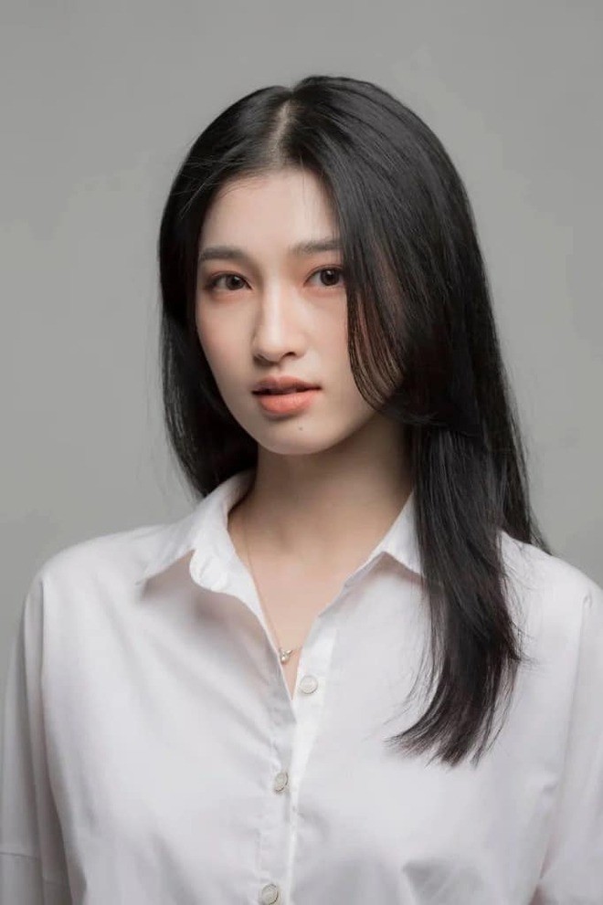 Ảnh thẻ gây tương tư của Á hậu Phương Nhi. Ảnh internet Ảnh thẻ gây tương tư của Á hậu Phương Nhi. Ảnh internet
