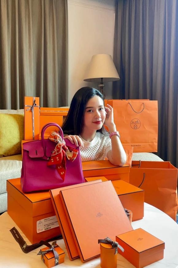 Midu 'vung tiền' chứng minh độ giàu nhất nhì showbiz khiến fan tròn mắt - Ảnh 2 Midu 'vung tiền' chứng minh độ giàu nhất nhì showbiz khiến fan tròn mắt - Ảnh 2