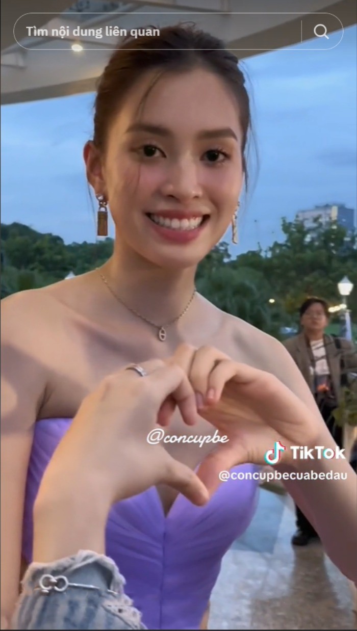 Không cần trang điểm đậm, Tiểu Vy vẫn đẹp xuất sắc. Ảnh internet Không cần trang điểm đậm, Tiểu Vy vẫn đẹp xuất sắc. Ảnh internet