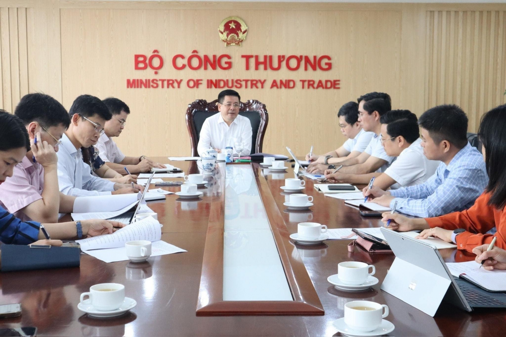 Bộ trưởng Bộ Công Thương Nguyễn Hồng Diên làm việc với đoàn thanh tra chuyên ngành về điện.