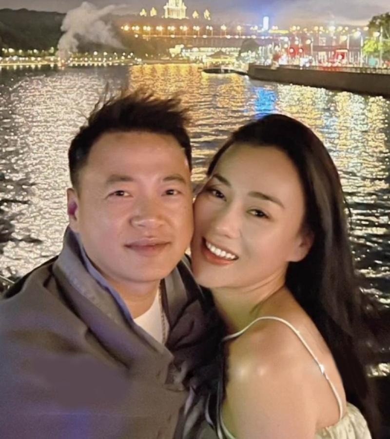 Phương Oanh và Shark Bình không còn ngại ngùng khi công khai tình cảm với nhau. Ảnh internet Phương Oanh và Shark Bình không còn ngại ngùng khi công khai tình cảm với nhau. Ảnh internet