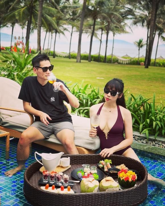 Nhan sắc trẻ trung, vóc dáng đáng ngưỡng mộ của vợ BTV Quốc Khánh. Ảnh FBNV Nhan sắc trẻ trung, vóc dáng đáng ngưỡng mộ của vợ BTV Quốc Khánh. Ảnh FBNV