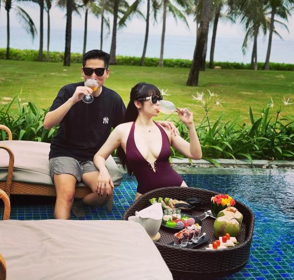 Vợ chồng BTV Quốc Khánh mặn nồng bên nhau sau nhiều năm chung sống. Ảnh FBNV Vợ chồng BTV Quốc Khánh mặn nồng bên nhau sau nhiều năm chung sống. Ảnh FBNV