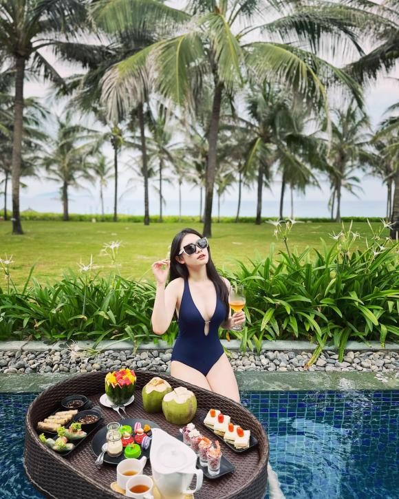 Vợ BTV Quốc Khánh khoe dáng chuẩn không cần chỉnh, mẹ ba con vẫn như đôi mươi - Ảnh 1 Vợ BTV Quốc Khánh khoe dáng chuẩn không cần chỉnh, mẹ ba con vẫn như đôi mươi - Ảnh 1