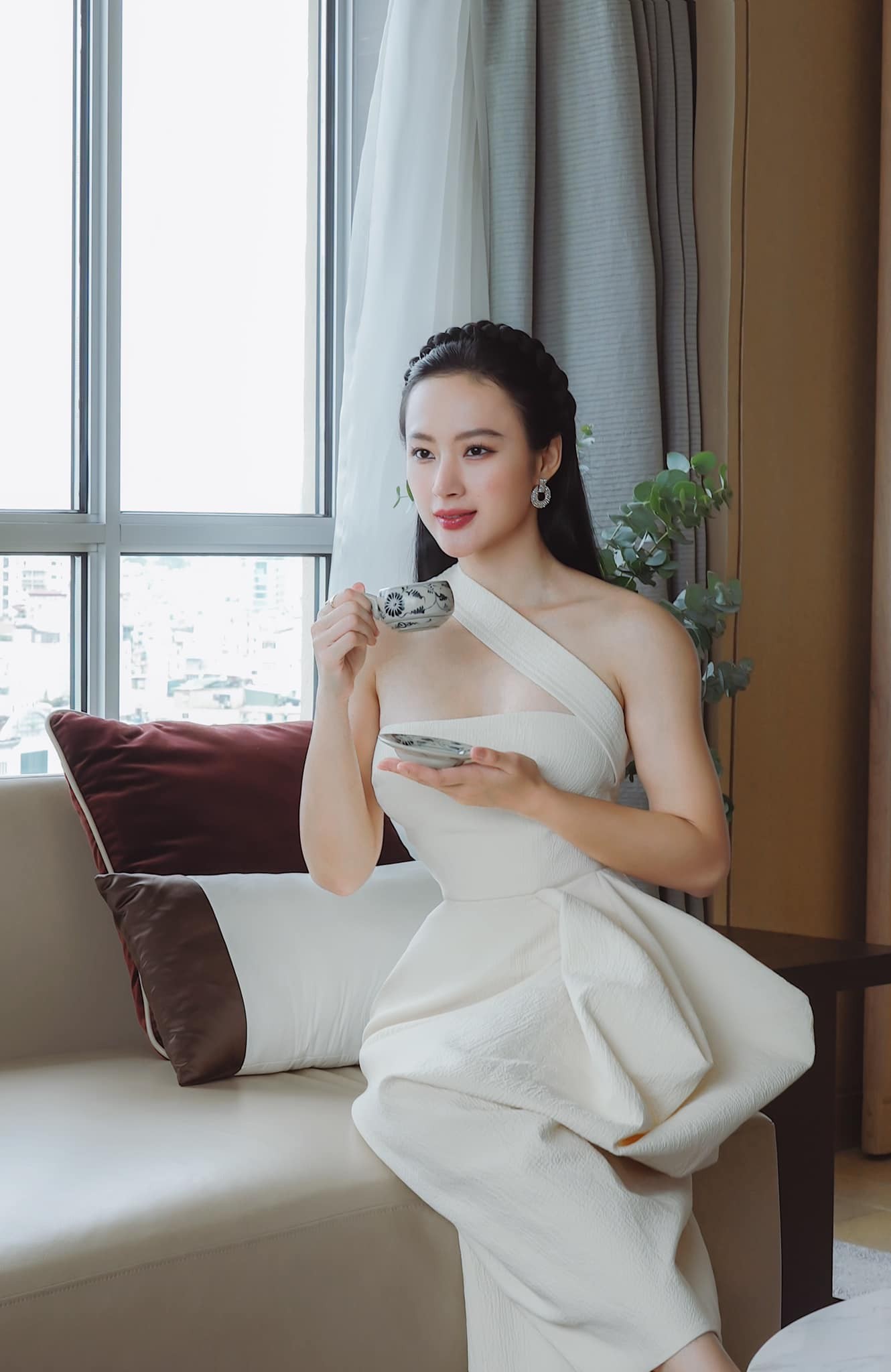 Nhan sắc đẹp như nữ thần của Angela Phương Trinh khiến fan xuýt xoa. Ảnh FBNV Nhan sắc đẹp như nữ thần của Angela Phương Trinh khiến fan xuýt xoa. Ảnh FBNV