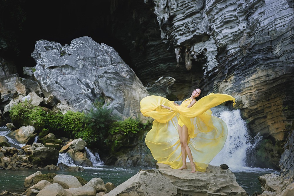 H'Hen Niê khoe dáng đồng hồ cát, đôi chân dài như 'kiếm Nhật' - Ảnh 1