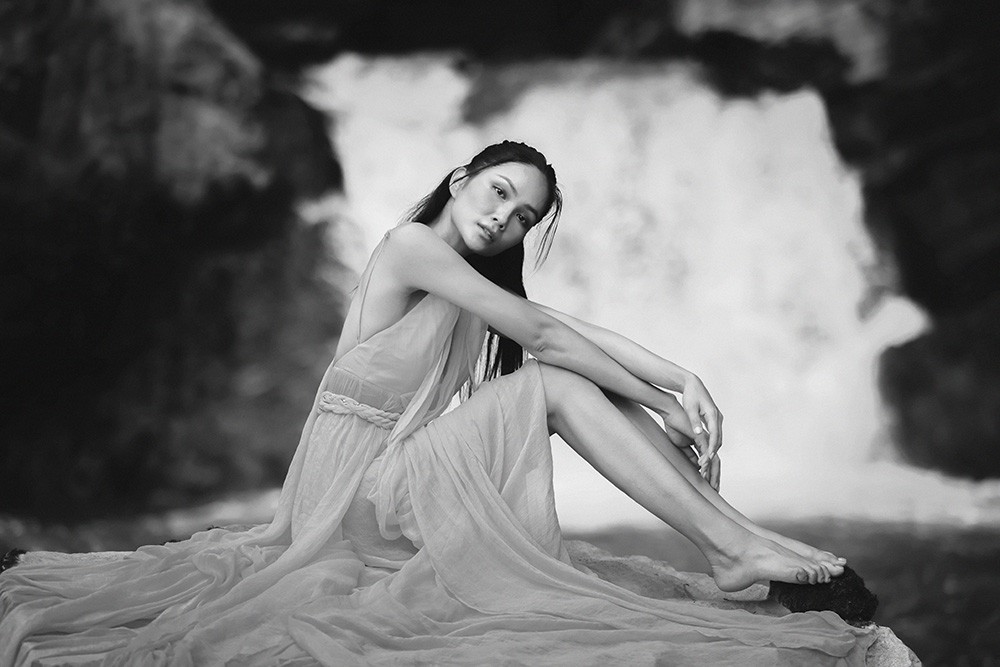 H'Hen Niê khoe dáng đồng hồ cát, đôi chân dài như 'kiếm Nhật' - Ảnh 2