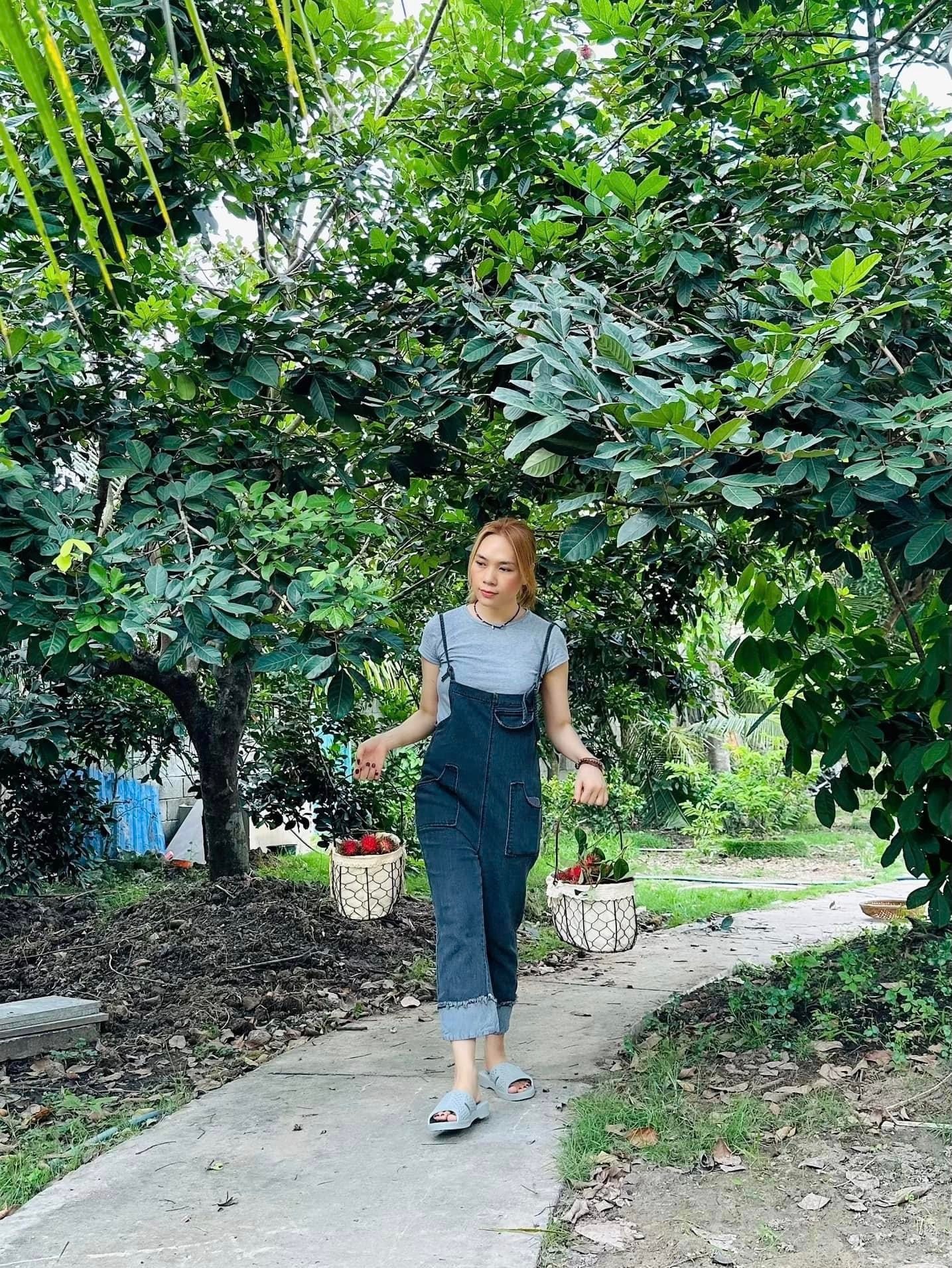 Mặc giản dị, đi dép lên nhưng thần thái của Mỹ Tâm cực cuốn hút. Ảnh FBNV