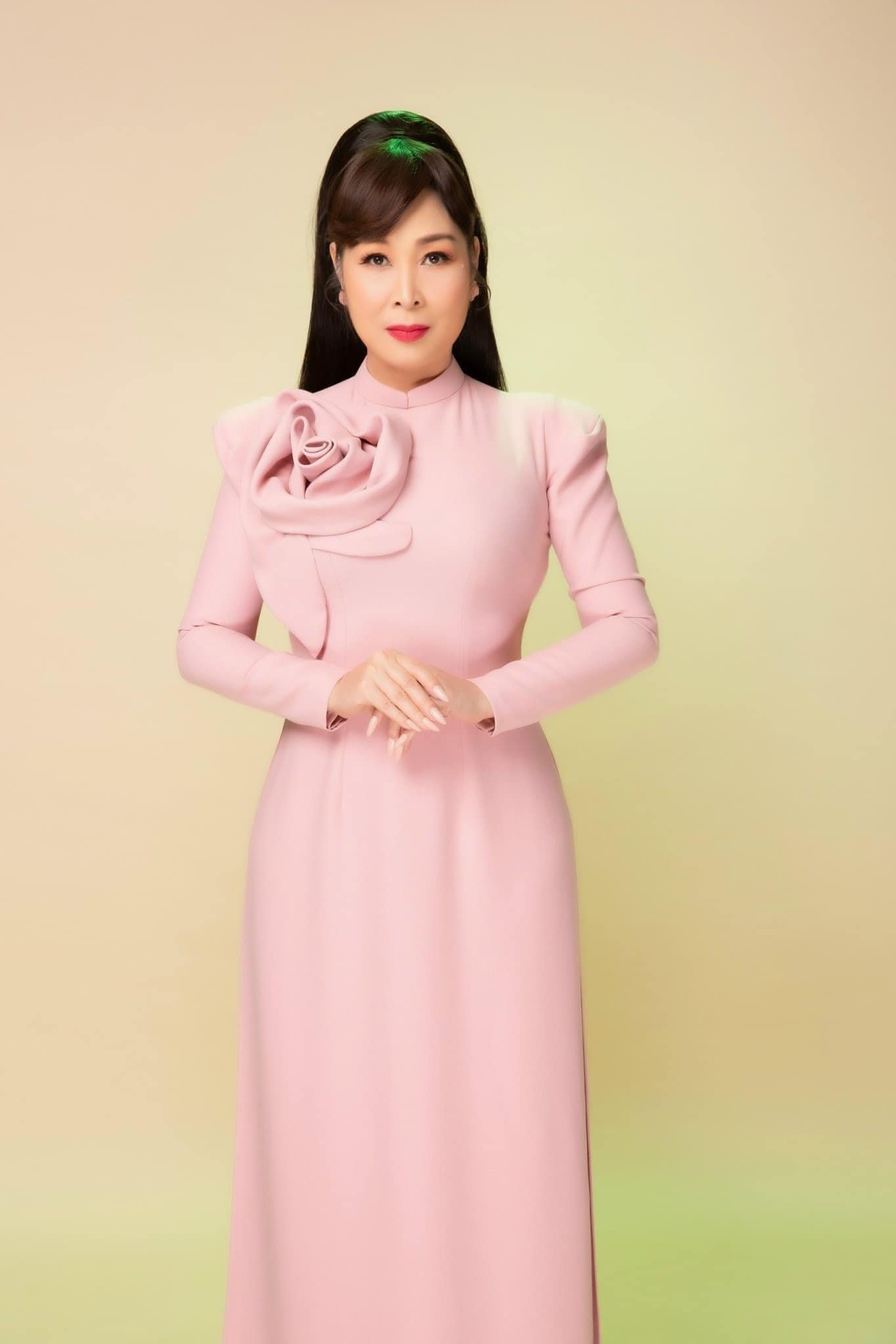 Cận cảnh vóc dáng của NSND Hồng Vân hậu giảm cân, nhan sắc mới là tâm điểm - Ảnh 1 Cận cảnh vóc dáng của NSND Hồng Vân hậu giảm cân, nhan sắc mới là tâm điểm - Ảnh 1