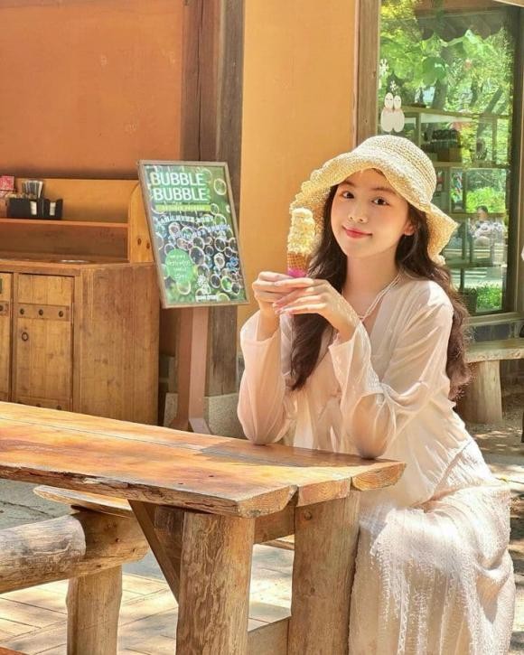 Ái nữ nhà MC Quyền Linh tung ảnh đúng chuẩn thần thái tiểu thư nhà giàu - Ảnh 1 Ái nữ nhà MC Quyền Linh tung ảnh đúng chuẩn thần thái tiểu thư nhà giàu - Ảnh 1