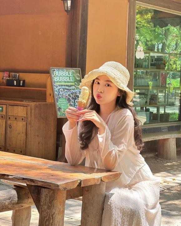 Ái nữ nhà MC Quyền Linh tung ảnh đúng chuẩn thần thái tiểu thư nhà giàu - Ảnh 2 Ái nữ nhà MC Quyền Linh tung ảnh đúng chuẩn thần thái tiểu thư nhà giàu - Ảnh 2