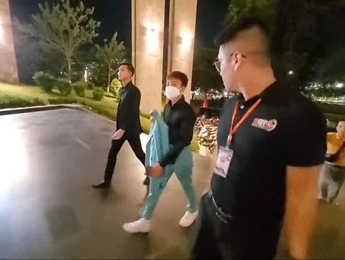 Hồ Văn Cường một bước có vệ sĩ đi theo tháp tùng, ngoại hình thay đổi rõ rệt - Ảnh 1 Hồ Văn Cường một bước có vệ sĩ đi theo tháp tùng, ngoại hình thay đổi rõ rệt - Ảnh 1