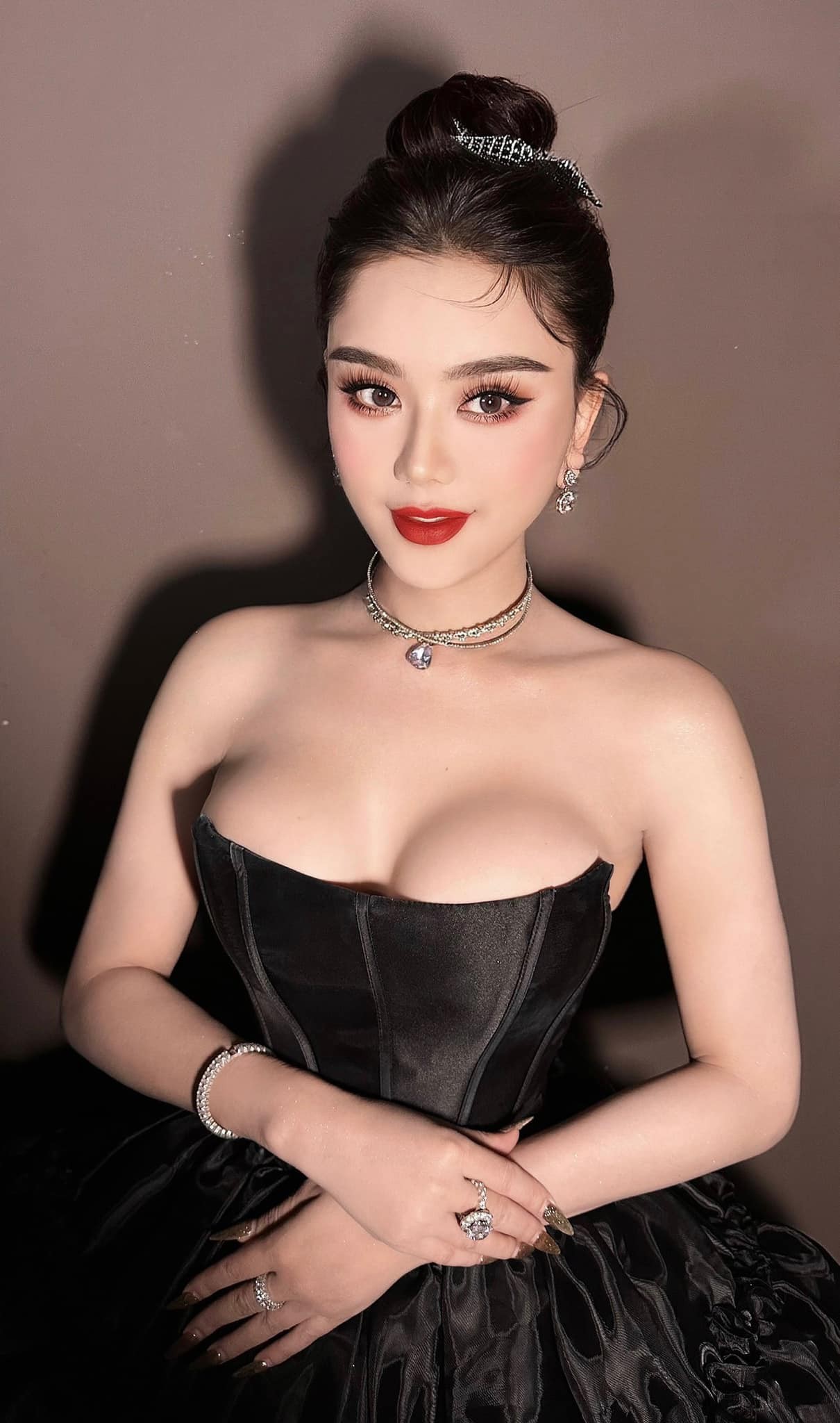 Lâm Khánh Chi liên tục 'đốt mắt' fan với loạt trang phục trễ nải quá đà - Ảnh 3