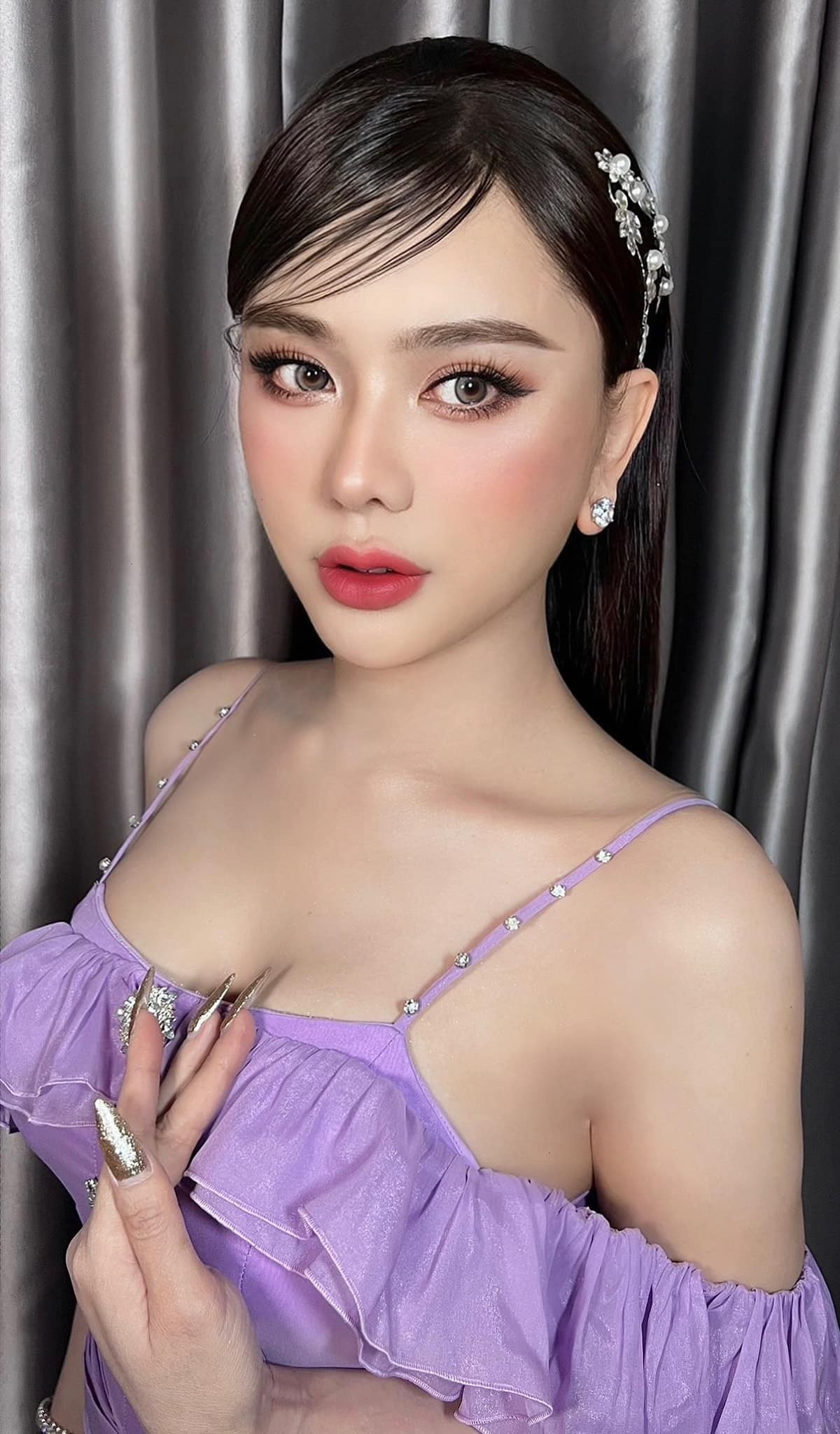 Lâm Khánh Chi liên tục 'đốt mắt' fan với loạt trang phục trễ nải quá đà - Ảnh 1