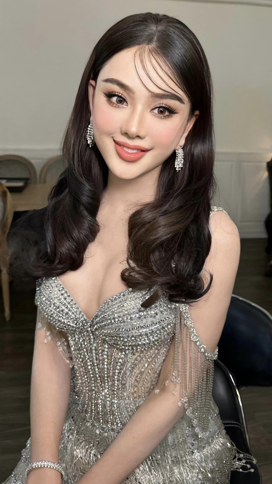 Lâm Khánh Chi liên tục 'đốt mắt' fan với loạt trang phục trễ nải quá đà - Ảnh 2