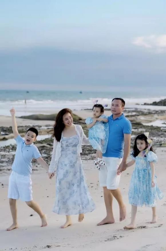 Vy oanh tận hưởng cuộc sống viên mãn bên chồng con. Ảnh FBNV Vy oanh tận hưởng cuộc sống viên mãn bên chồng con. Ảnh FBNV