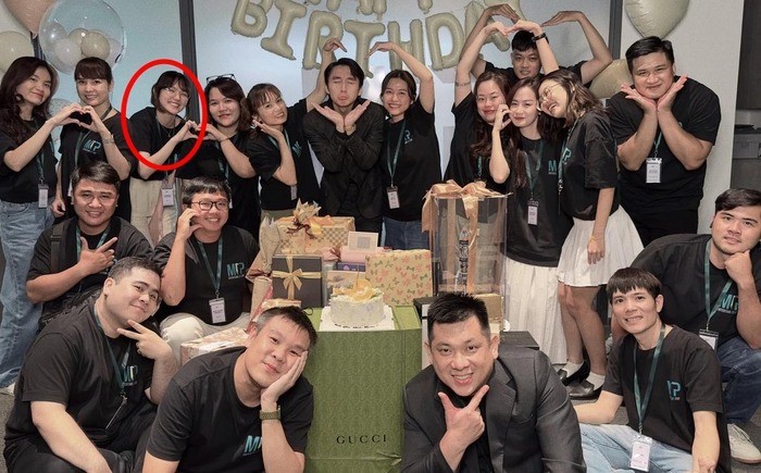 Hải Tú cười tươi rói trong bữa tiệc sinh nhật của Sơn Tùng. Ảnh FBNV Hải Tú cười tươi rói trong bữa tiệc sinh nhật của Sơn Tùng. Ảnh FBNV