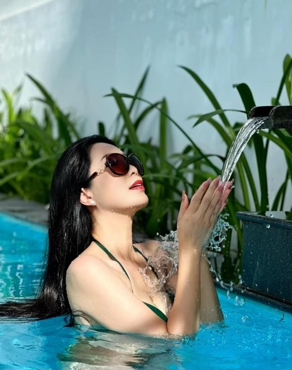 Hơn cả nắng nóng gay gắt là màn khoe dáng bên bể bơi của Á hậu Trịnh Kim Chi ở tuổi 51 - Ảnh 4 Hơn cả nắng nóng gay gắt là màn khoe dáng bên bể bơi của Á hậu Trịnh Kim Chi ở tuổi 51 - Ảnh 4