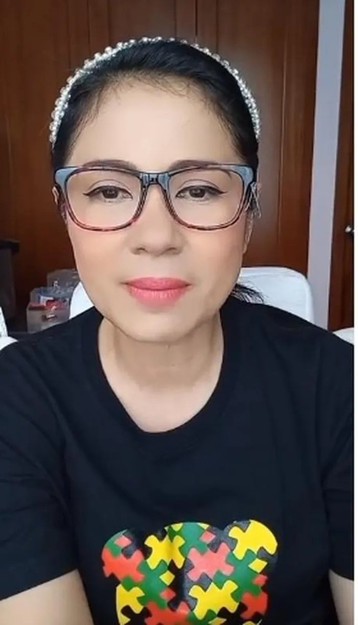 Việt Trinh livestream khẳng định không có chuyện đại gia bao nuôi. Ảnh FBNV Việt Trinh livestream khẳng định không có chuyện đại gia bao nuôi. Ảnh FBNV
