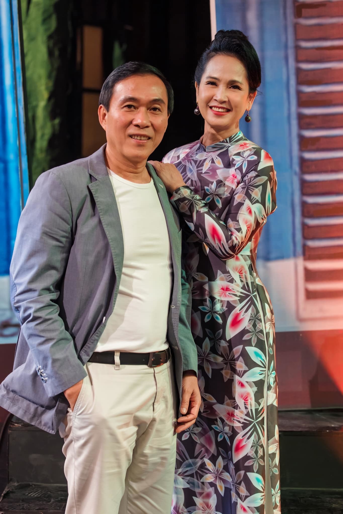 NSND Lan Hương hạnh phúc bên ông xã. Ảnh internet