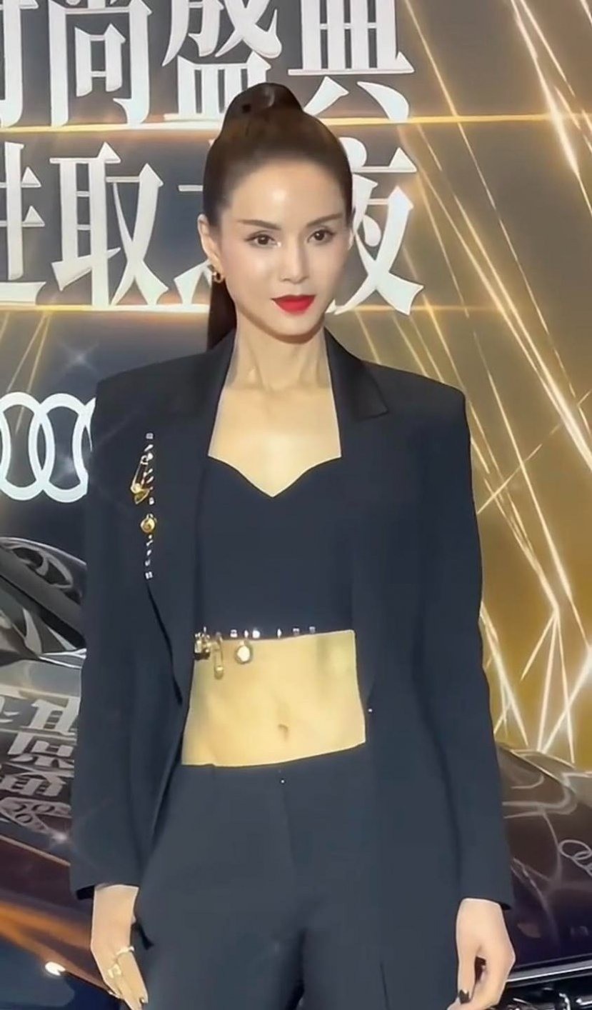 Nhan sắc đáng ngưỡng mộ của 'Tiểu Long Nữ' Lý Nhược Đồng ở tuổi 56 qua ảnh chụp lén - Ảnh 1