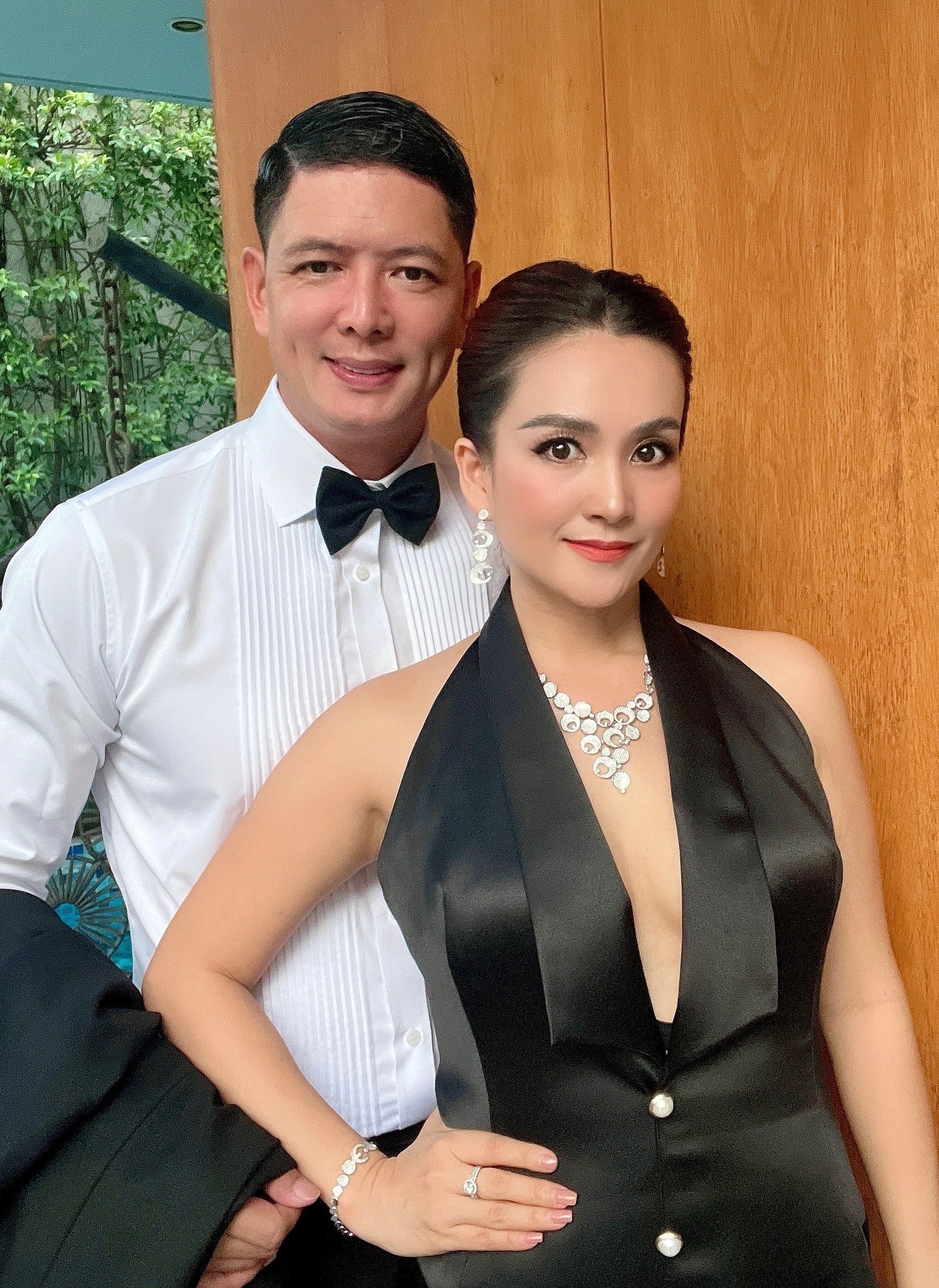 Bình Minh và vợ doanh nhân ngày càng hạnh phúc bên nhau. Ảnh FBNV Bình Minh và vợ doanh nhân ngày càng hạnh phúc bên nhau. Ảnh FBNV