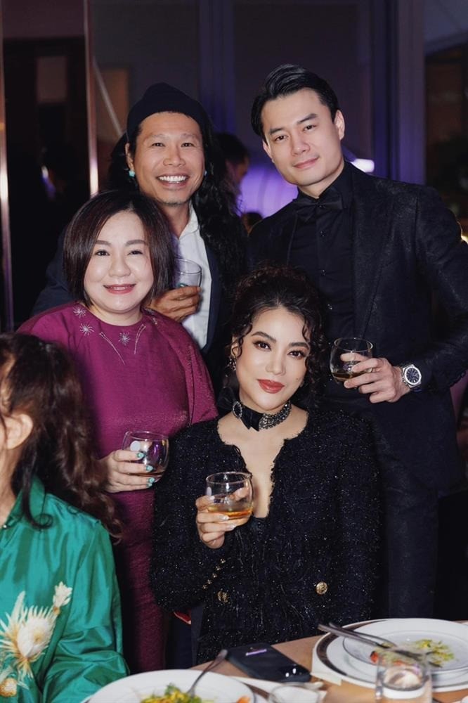 Anh Dũng không rời Trương Ngọc Ánh nửa bước, liên tục có hành động tình cảm - Ảnh 3 Anh Dũng không rời Trương Ngọc Ánh nửa bước, liên tục có hành động tình cảm - Ảnh 3