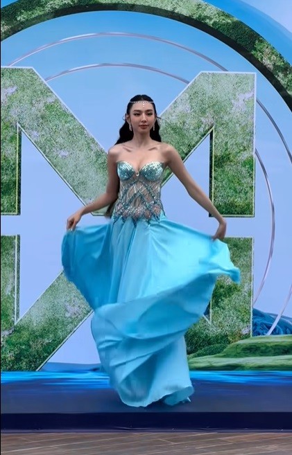 Thùy Tiên hóa tiên cá khoe trọn sắc vóc trong bộ cánh mỏng tang như 'lá lúa' - Ảnh 4 Thùy Tiên hóa tiên cá khoe trọn sắc vóc trong bộ cánh mỏng tang như 'lá lúa' - Ảnh 4
