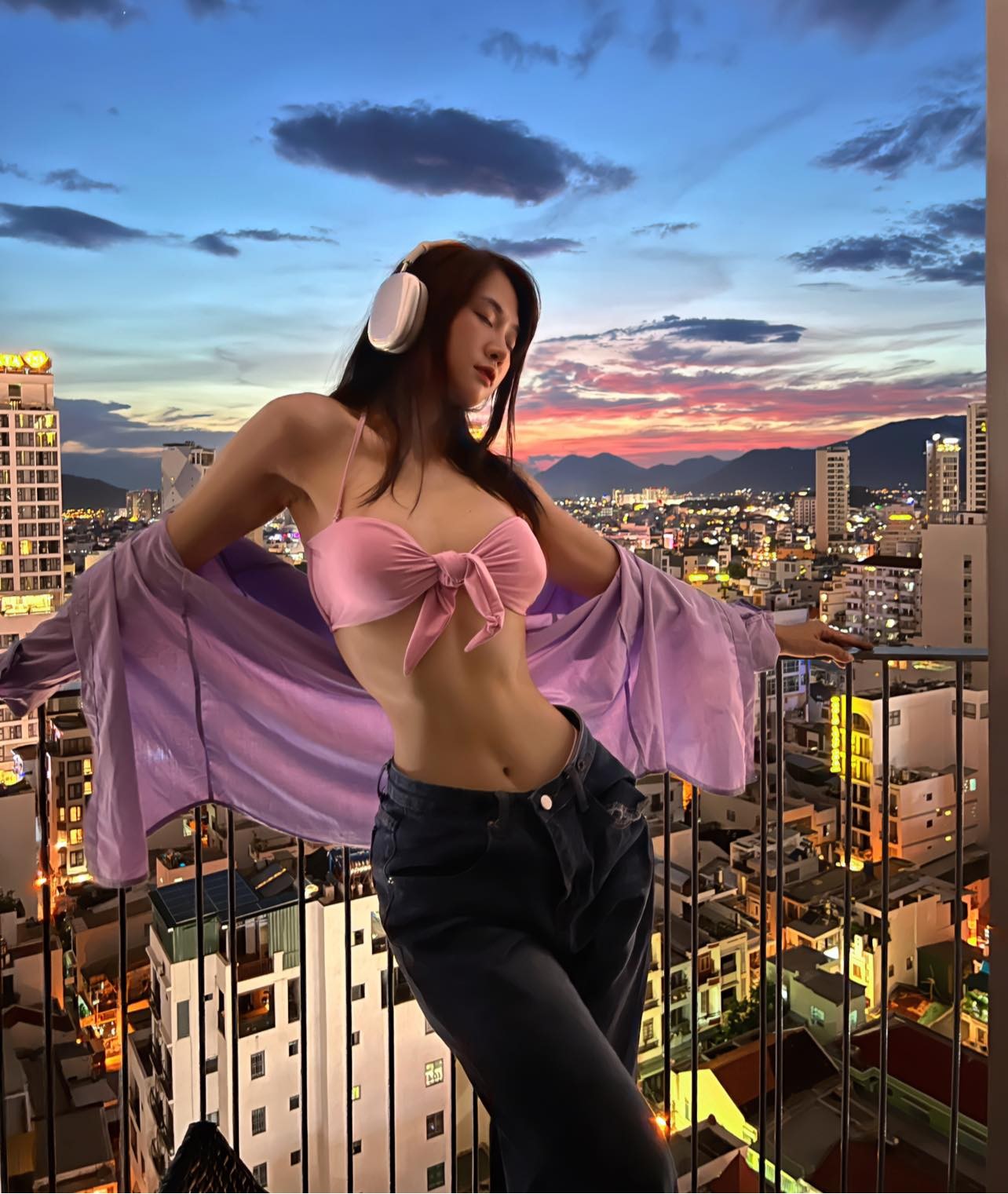 Lê Bống khoe vóc dáng nuột nà với đồ kiệm vải sau thời gian kín như bưng để làm MC - Ảnh 1