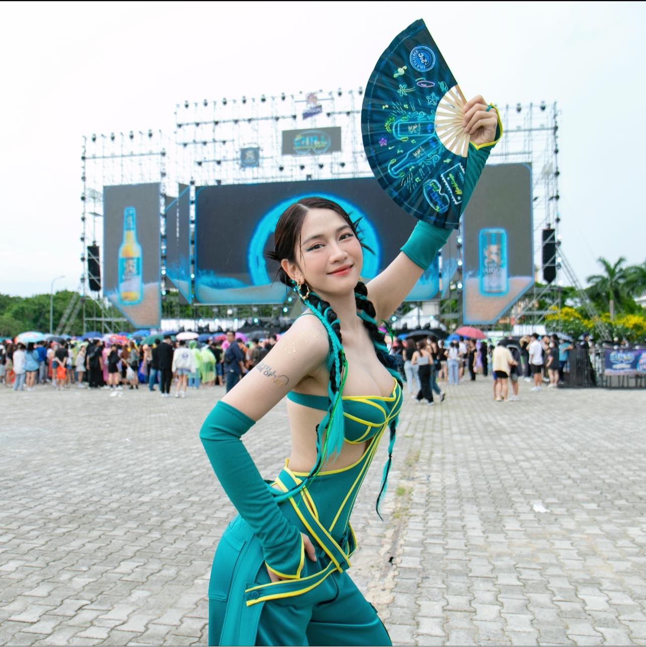 Lê Bống quay trở lại với hình ảnh kiệm vải. Ảnh FBNV