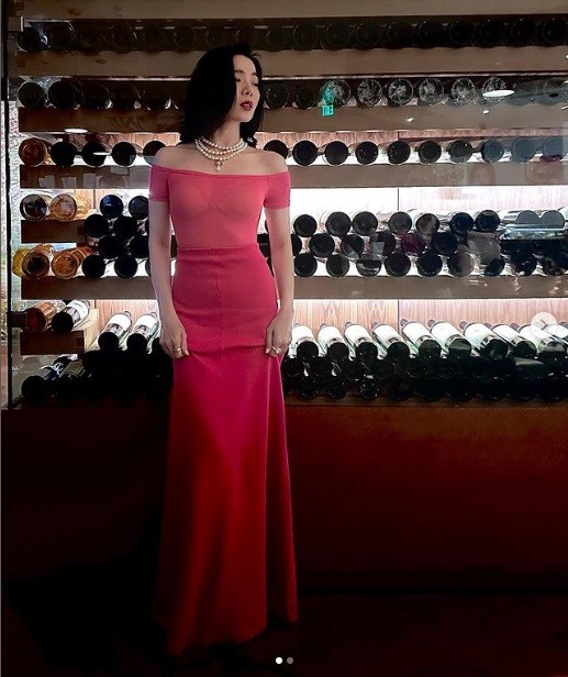 Lệ Quyên khoe dáng cực đẹp và chiếc nhẫn kim cương to đùng. Ảnh IGNV Lệ Quyên khoe dáng cực đẹp và chiếc nhẫn kim cương to đùng. Ảnh IGNV