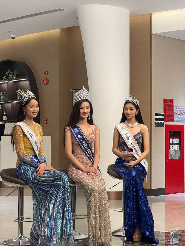 Đọ nhan sắc Hoa hậu Ý Nhi và hai Á hậu qua camera thường khi chung khung hình - Ảnh 1 Đọ nhan sắc Hoa hậu Ý Nhi và hai Á hậu qua camera thường khi chung khung hình - Ảnh 1